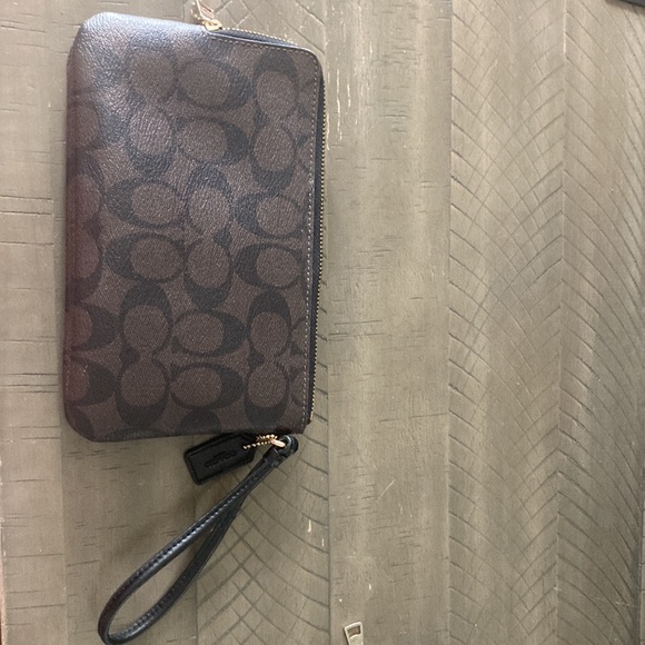 Coach wristlet in mint condition! This wristlet has 2 separate zipper pockets. - Picture 2 of 3